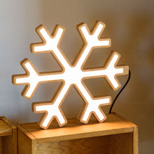 Carica l'immagine nel visualizzatore di Gallery, Fiocco di neve in legno naturale, 30 cm, led bianco caldo