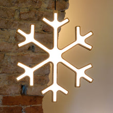 Carica l'immagine nel visualizzatore di Gallery, Fiocco di neve in legno naturale, 45 cm, led bianco caldo