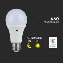 Carica l&#39;immagine nel visualizzatore di Gallery, V-TAC DUO PACK CONFEZIONE 2 LAMPADINE LED E27 9W BULB A60 CON SENSORE CREPUSCOLARE
