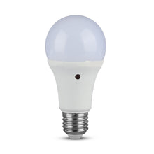 Carica l&#39;immagine nel visualizzatore di Gallery, V-TAC DUO PACK CONFEZIONE 2 LAMPADINE LED E27 9W BULB A60 CON SENSORE CREPUSCOLARE
