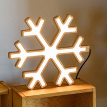 Cargar imagen en el visor de la galería, Fiocco di neve in legno naturale, 30 cm, led bianco caldo
