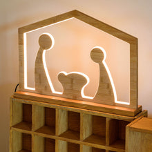 Cargar imagen en el visor de la galería, Natività in legno naturale, 37 cm, led bianco caldo
