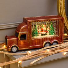 Cargar imagen en el visor de la galería, Lanterna natalizia a batteria rosso antico Cola Truck con nevicata glitter
