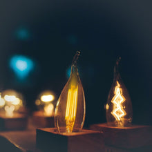 Carica l&#39;immagine nel visualizzatore di Gallery, V-TAC LAMPADINA LED E14 4W CANDELA FIAMMA FILAMENTO AMBRATA
