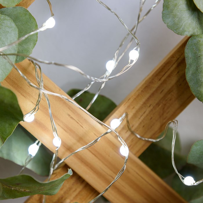 CATENA ANIMA IN METALLO CON 20 MICROLUCI LED BIANCO FREDDO