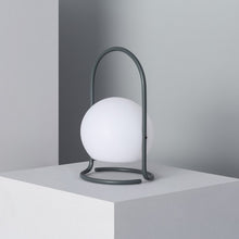 Carica l&#39;immagine nel visualizzatore di Gallery, LAMPADA DA TAVOLO HOLD
